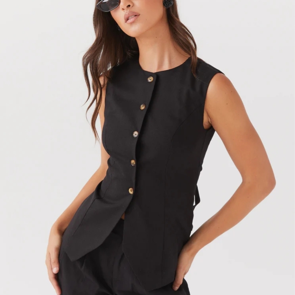Peppermayo Black Sleeveless D-Ring Back Tank Top